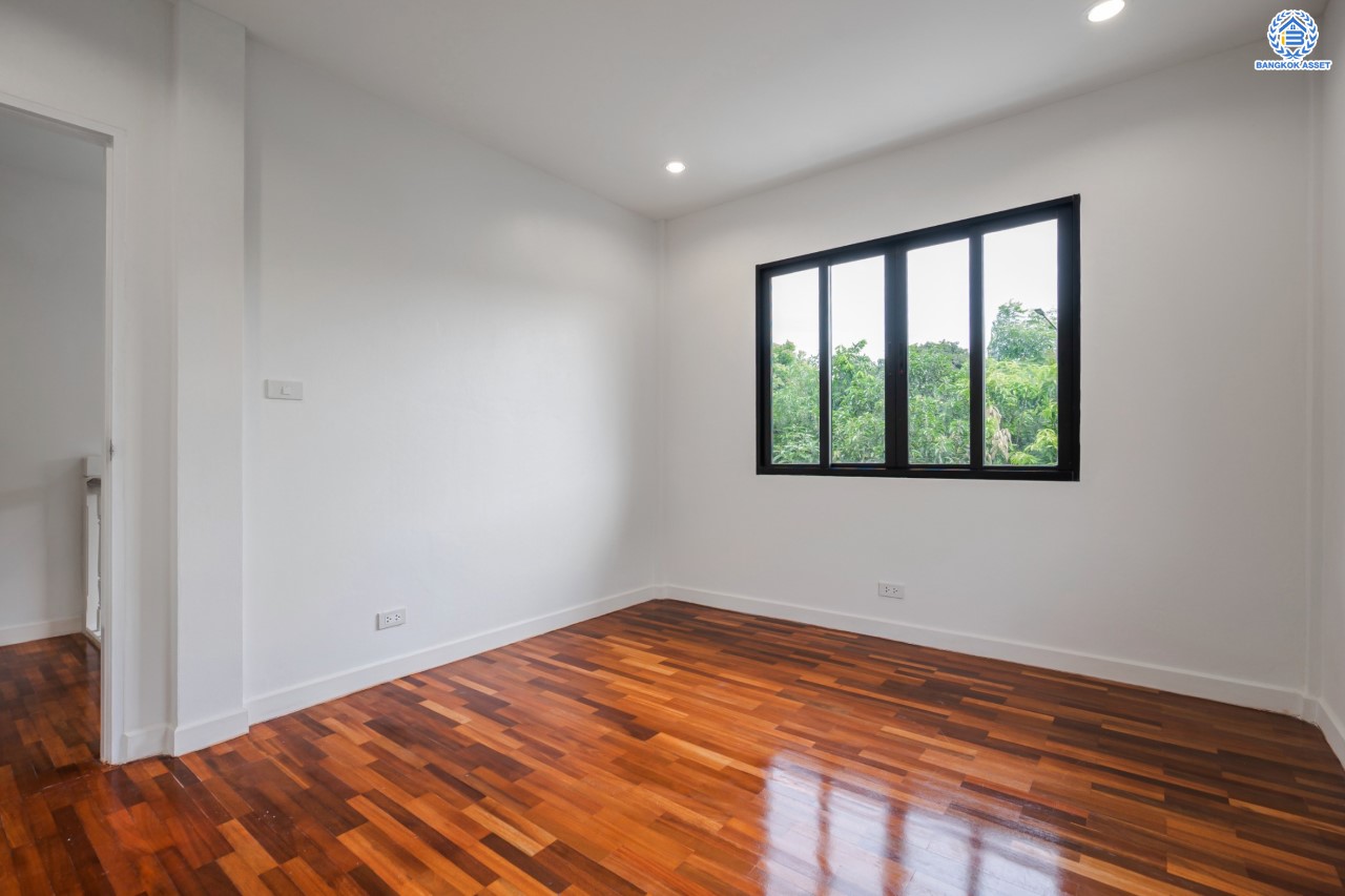 บ้านมือสองตกแต่งใหม่ แบรนด์ LH ม.ชัยพฤกษ์ วัดลาดปลาดุก หลังมุม ตอบโจทย์ทุกการอยู่อาศัย เนื้อที่ 69.2 ตร.ว. ฟังก์ชัน 3 ห้องนอน 2 ห้องน้ำ 1 ที่จอดรถ บนทำเลดีที่สุด! ใกล้เซ็นทรัลเวสต์เกต ทางด่วน "กาญจนาภิเษก" และเพียง 10 นาที ถึงรถไฟฟ้า "สถานีคลองบางไผ่"